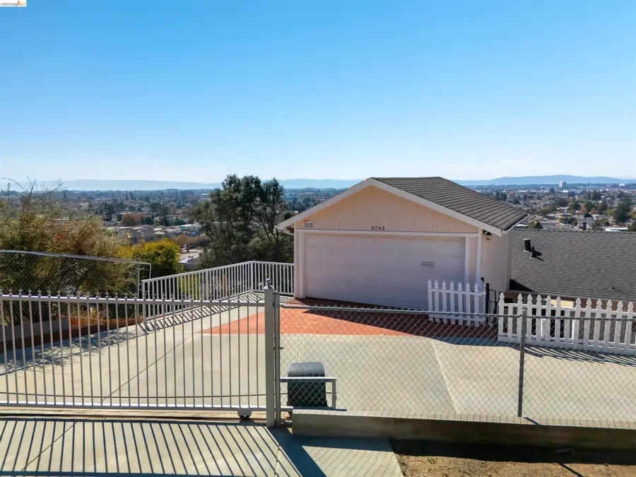 8745 Burr St, Oakland, CA 94605 - #2