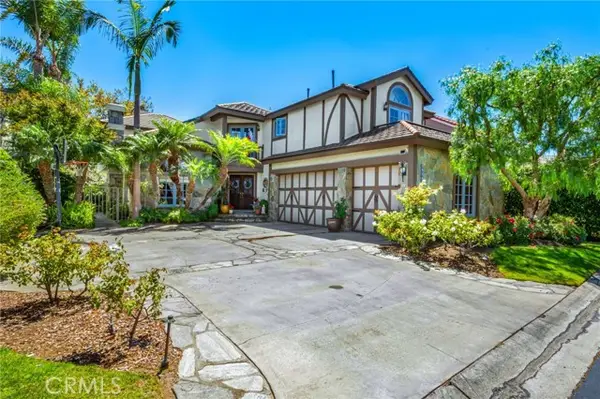 19381 Woodlands Dr, Huntington Beach, CA 92648