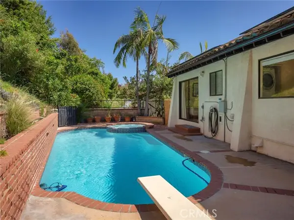 1350 Tujunga Avenue, Burbank, CA 91501