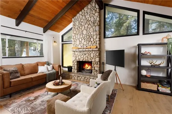 825 Lake View Lane, Twin Peaks, CA 92391