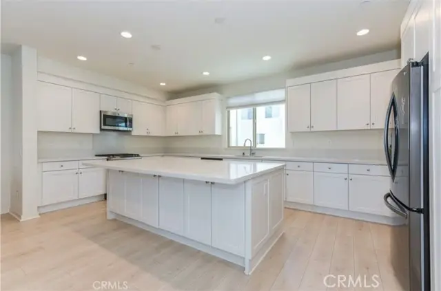 175 Frame, Irvine, CA 92618 - Image #3