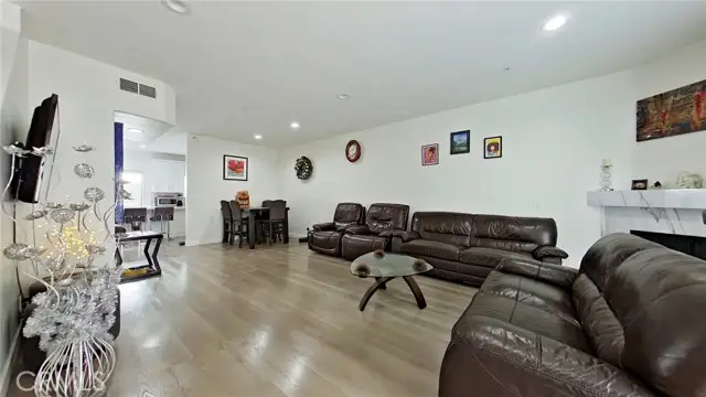 18347 Saticoy, Reseda, CA 91335 - Image #3