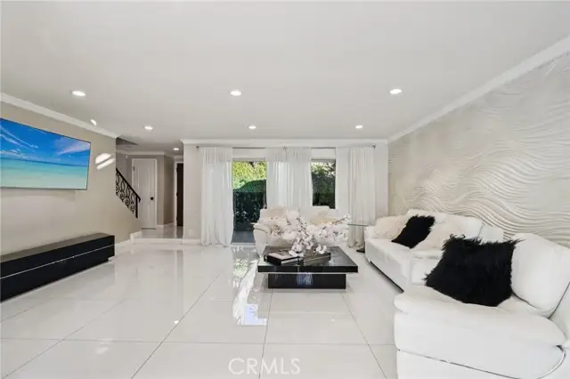 7825 Via Cassano, Burbank, CA 91504 - Image #3