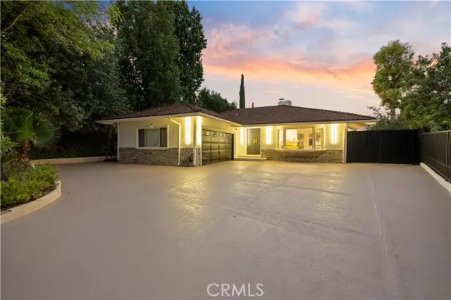 4651 Ellenita Ave., Tarzana, CA 91356 - #3