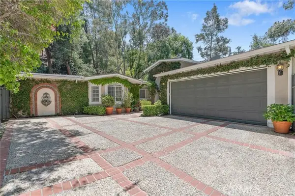 3818 Hayvenhurst Avenue, Encino, CA 91436