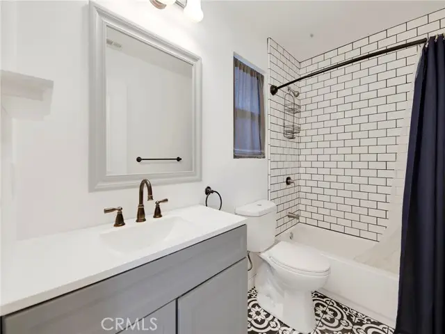 6215 Glide Avenue, Woodland Hills, CA 91367 - #1