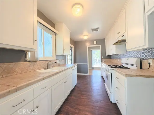 10360 Haskell, Granada Hills, CA 91344 - #3