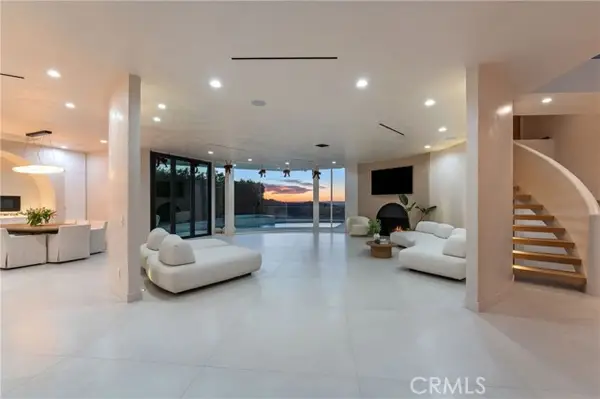 8045 Mulholland Drive, Los Angeles, CA 90046