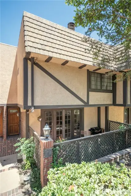 24420 Victory  #06, Woodland Hills, CA 91367