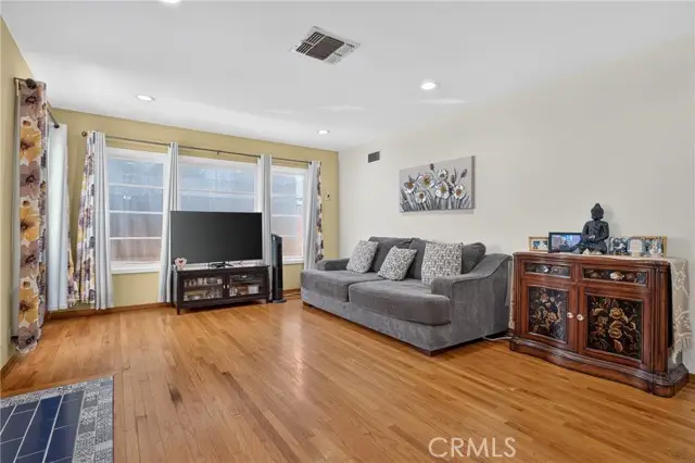 18809 Vanowen, Reseda, CA 91335 - #3