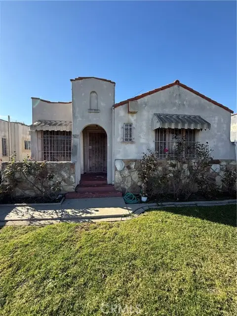 7611 Hobart, Los Angeles, CA 90047