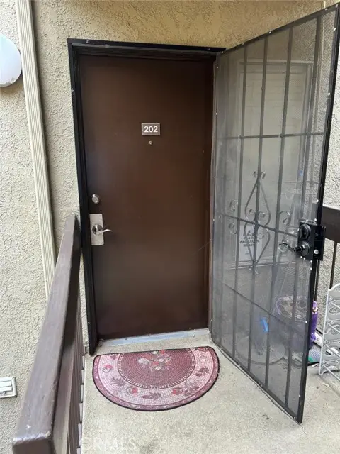 18350 Hatteras St  #202, Tarzana, CA 91356