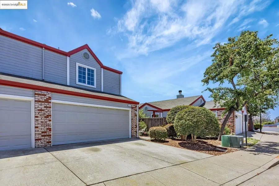 16 Town Sq Pl, Oakland, CA 94603 - Image #2