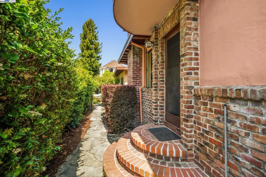 1421 Chestnut St, Alameda, CA 94501 - Image #2