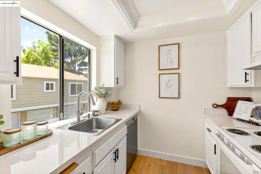 221 Village Pl, Martinez, CA 94553 - Image #2