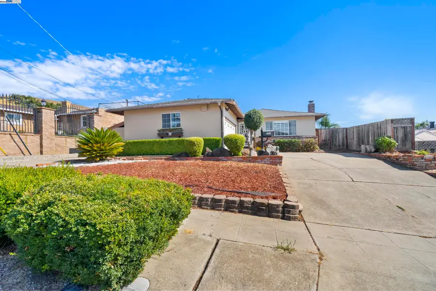 677 Fairway St, Hayward, CA 94544 - Image #2