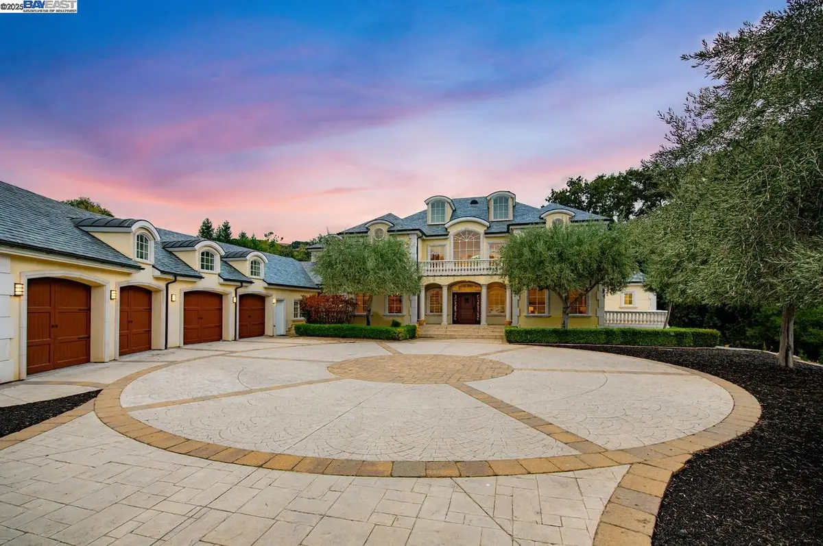 5360 Stonehurst Dr, Martinez, CA 94553 - Image #1