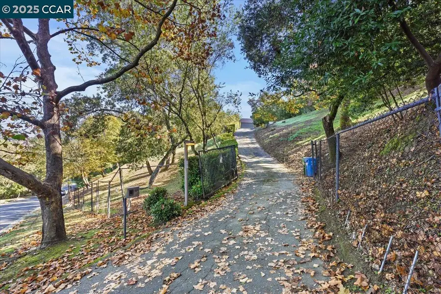 4 Wanda Ln, Orinda, CA 94563 - Image #2