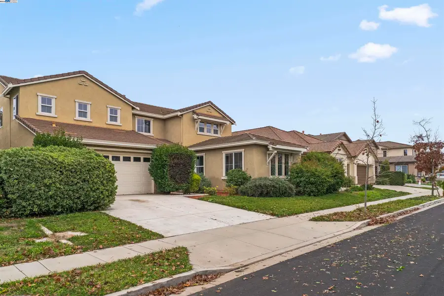 204 Daylily Ln, Patterson, CA 95363 - Image #2