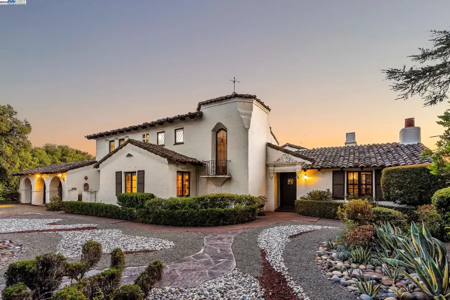 921 Warren Street, Hayward, CA 94541 - #2