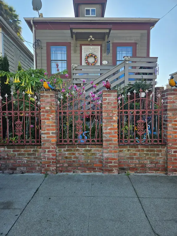 2745 E 10th St, Oakland, CA 94601