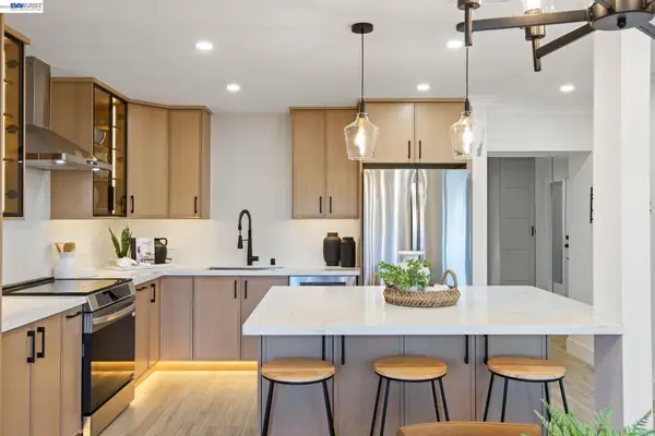 2772 Tice Creek Dr #4, Walnut Creek, CA 94595