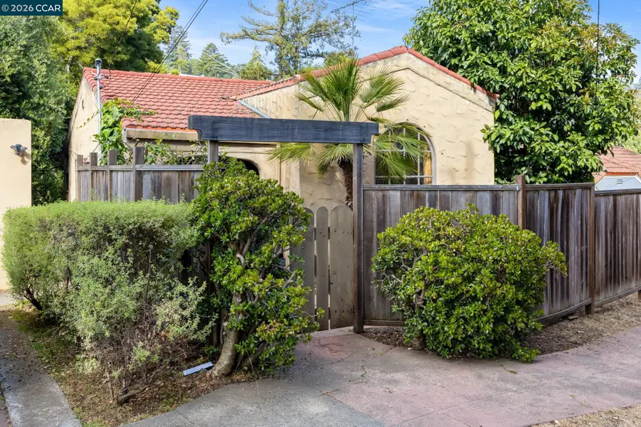 11 Edgecroft Rd, Kensington, CA 94707 - #2