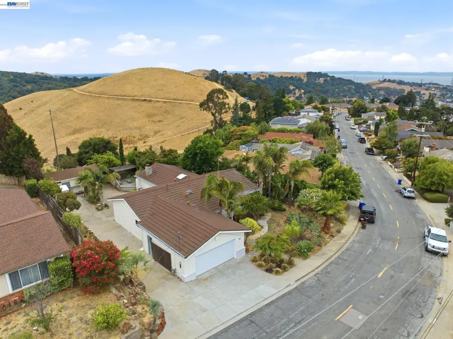 92 Welle Rd, Crockett, CA 94525 - #3