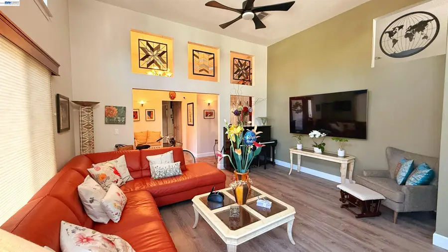 406 Stanford St, Vacaville, CA 95687 - #2