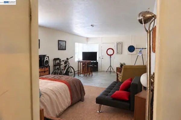 8128 Sunkist Dr, Oakland, CA 94605