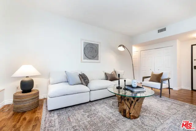 17914 Magnolia Boulevard #204, Encino, CA 91316 - Image #2