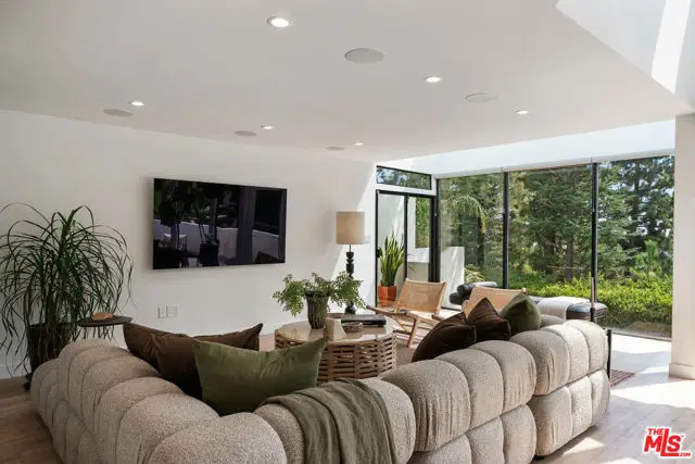 6469 Rodgerton Drive, Los Angeles, CA 90068 - Image #3