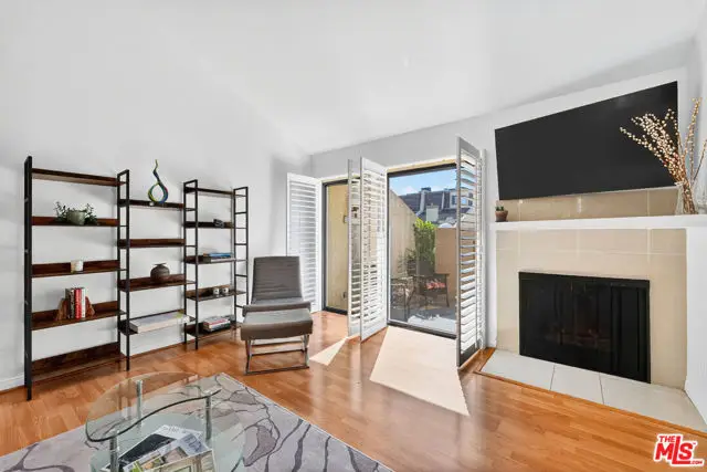 18419 Collins Street #A, Tarzana, CA 91356 - Image #2