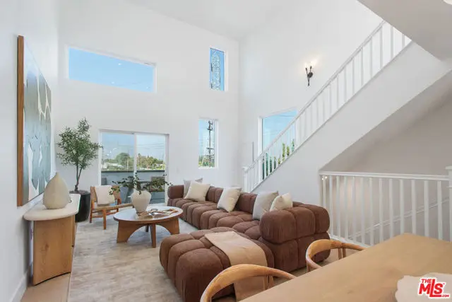 11210 Victory Boulevard, North Hollywood, CA 91606 - Image #2