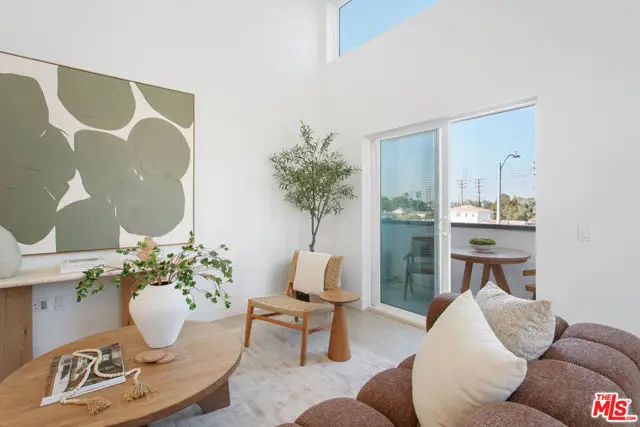 11210 Victory Boulevard, North Hollywood, CA 91606 - Image #3