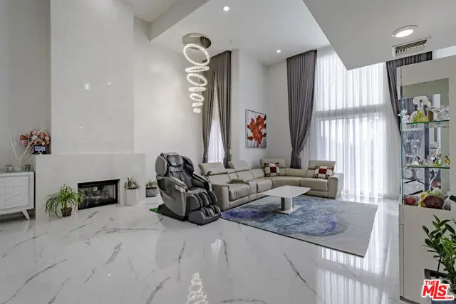 4925 Wilshire Boulevard #PH 302, Los Angeles, CA 90010 - Image #1