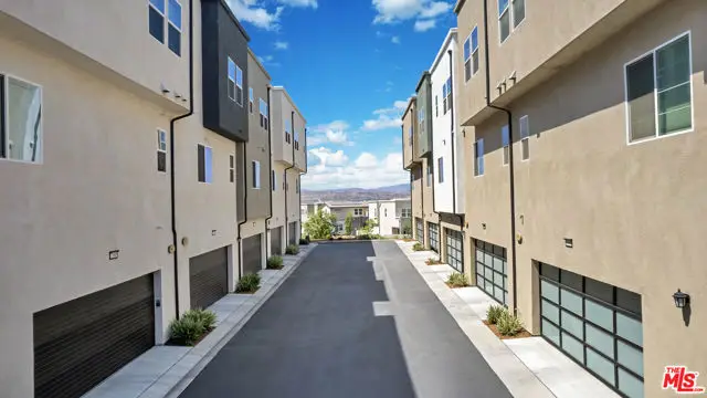 27009 Hummingbird Lane, Santa Clarita, CA 91381 - Image #3