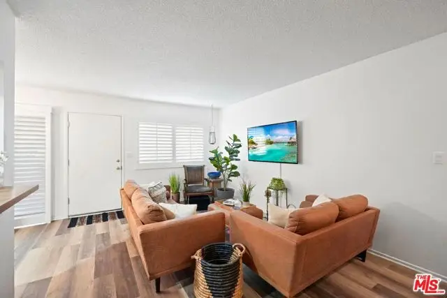 18560 Vanowen Street #15, Reseda, CA 91335 - Image #2