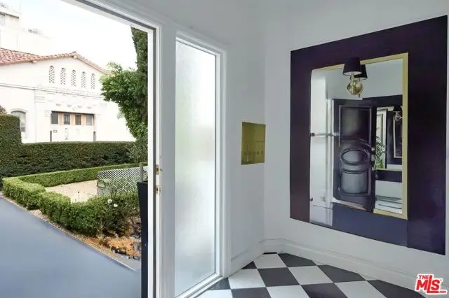 6110 N De Longpre Avenue, Los Angeles, CA 90028 - Image #2