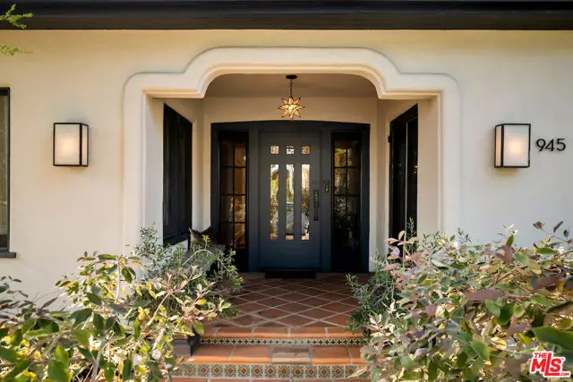 945 S Muirfield Road, Los Angeles, CA 90019 - Image #3