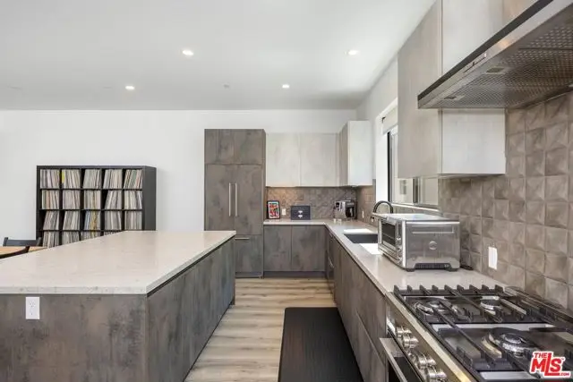 4724 N Village Court Lane, Valley Village, CA 91607 - Image #3