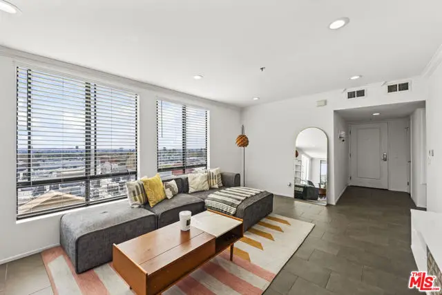 7320 Hawthorn Avenue #401, Los Angeles, CA 90046 - #3