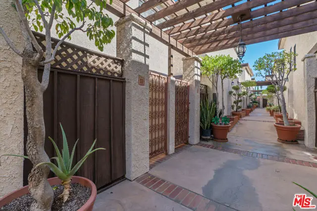 9210 Van Nuys Boulevard #11, San Fernando Valley, CA 91402 - #2