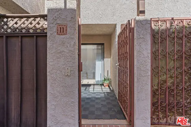 9210 Van Nuys Boulevard #11, San Fernando Valley, CA 91402 - #3