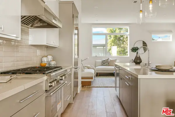 3220 S Barrington Avenue, Los Angeles, CA 90066