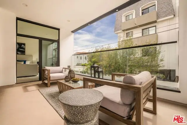 425 N Palm Drive #202, Beverly Hills, CA 90210 - #3