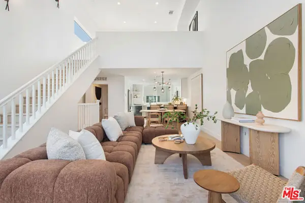 11222 W Victory Boulevard #2, North Hollywood (los Angeles), CA 91606