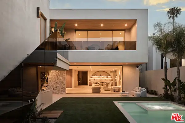 800 N La Jolla Avenue, Los Angeles, CA 90046