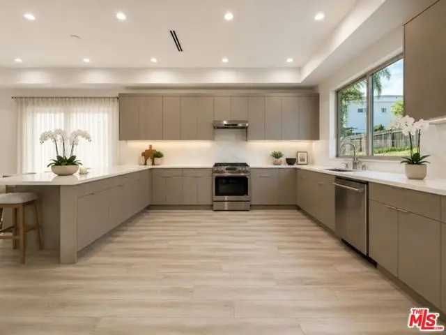 6723 Sunnyslope Avenue, Van Nuys, CA 91401 - #3