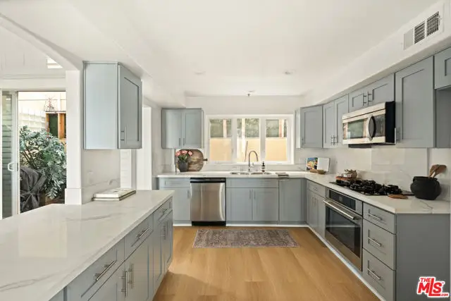 11982 Mayfield Avenue #D, Los Angeles, CA 90049 - #3